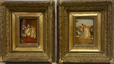 une paire de tableaux anciens encadrés représentant des femmes et des hommes en tenue de cérémonie
