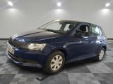 La voiture bleue est garée sur un sol carrelé à damier.