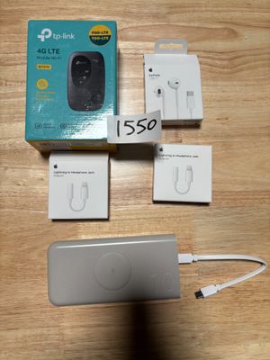 1550// Lot composé d'un TP-link, une batterie externe, un éc…