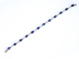 un gros plan d'un bracelet orné de pierres bleues
