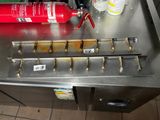 un extincteur et une lance à incendie posés sur une table