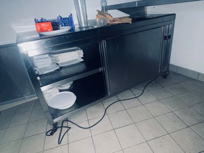 une photo d'un coin cuisine avec un évier et un plan de travail