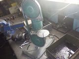 une machine posée sur une table dans une pièce