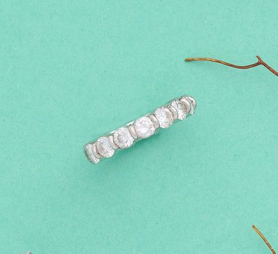 trois types de bijoux différents posés sur un fond vert