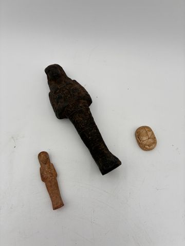 Trois sculptures égyptiennes (une en bois et deux minérales)