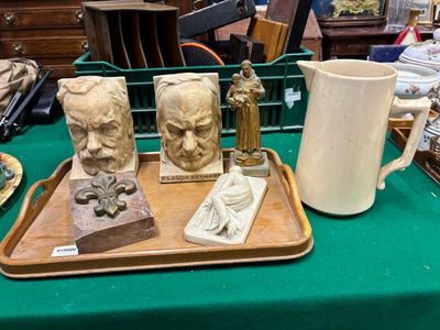 un plateau posé sur une table, sur lequel se trouvent quelques statues
