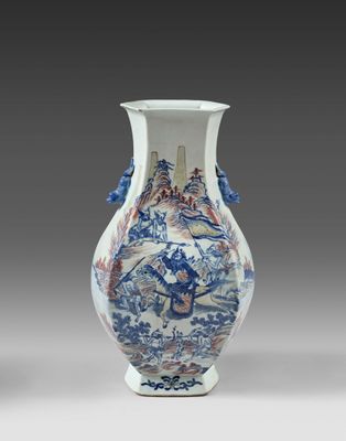 deux vases bleus et blancs posés sur une table