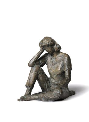 statue représentant une femme assise par terre, la main posée sur la tête