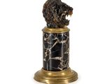 une image représentant une statue d'ours sur un socle en marbre