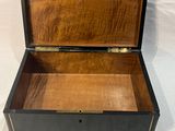 une boîte en bois ouverte posée sur une table blanche
