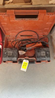 une boîte à outils rouge qui contient quelques outils