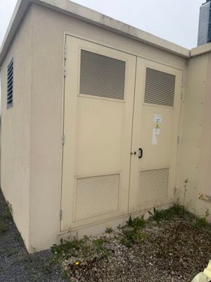 une borne d'incendie jaune devant un immeuble beige