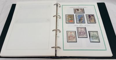un gros plan d'un livre orné de timbres, posé sur un lit