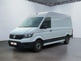 La camionnette blanche est garée dans la pièce vide de l'immeuble.