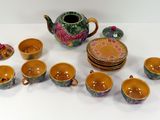 plusieurs tasses et soucoupes et une théière sur la table