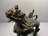 figurine en bronze représentant un chien avec un oiseau sur le dos