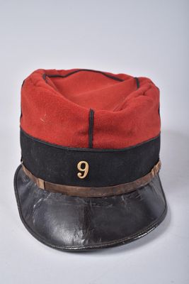 un bonnet rouge et noir sur lequel figure le chiffre 9