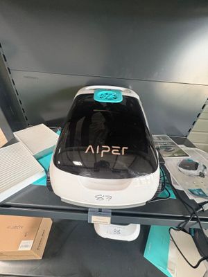 un ordinateur posé sur une étagère, avec une souris d'ordinateur et d'autres objets
