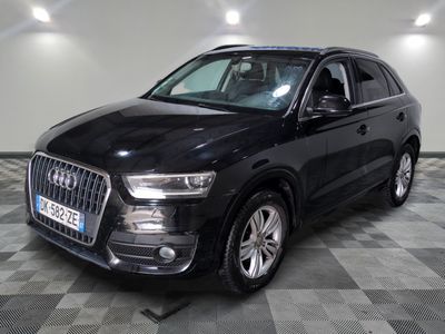 L'Audi QX noire est garée sur un sol carrelé à damier.