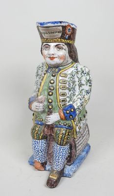 une figurine d'un homme assis sur une chaise