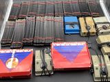 de nombreux types d'équipements électroniques sur un tapis roulant
