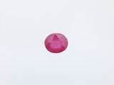 une pierre de saphir rose sur fond blanc