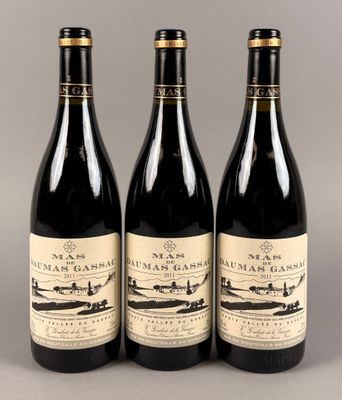 trois bouteilles de vin posées l'une à côté de l'autre sur une table