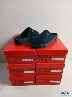 des chaussures pour homme dans des boîtes rouges, avec des étiquettes de prix