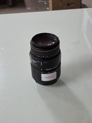 un objectif d'appareil photo noir posé sur une table blanche