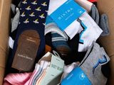 une boîte remplie de chaussettes et les chaussettes qu'elle contient