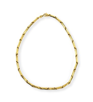 un collier en or dont la chaîne a la forme d'une chaîne