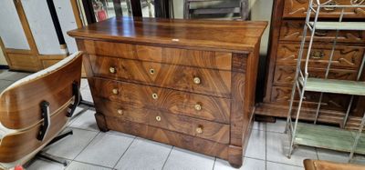 une commode avec un miroir et une chaise dans une pièce