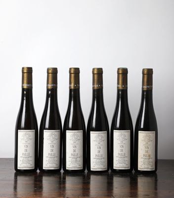 six bouteilles de vin alignées sur une table en bois