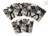 quatre photographies en noir et blanc représentant un homme jouant de la guitare