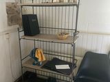 deux chaises et une étagère dans un coin de la pièce