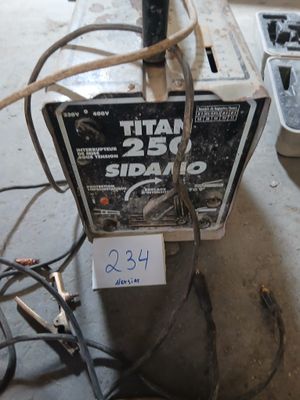 une petite machine posée sur le sol