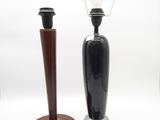 une lampe posée à côté d'une autre lampe qui se trouve sur une table