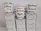 quatre tasses sont empilées les unes sur les autres sur une table