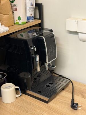 une machine à café posée sur un comptoir