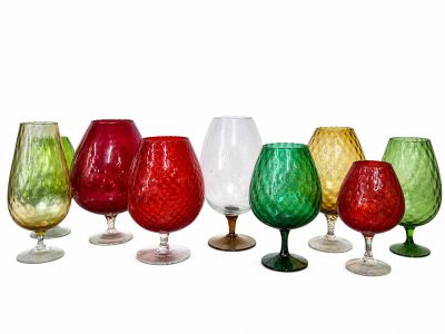 plusieurs verres à vin de couleurs différentes sont alignés
