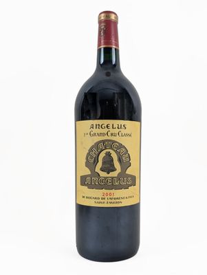 une bouteille de vin posée sur une table