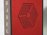 Le livre est rouge et noir, avec un motif de labyrinthe dessus.