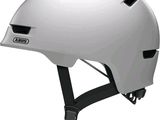 Le casque est blanc et porte un logo noir.