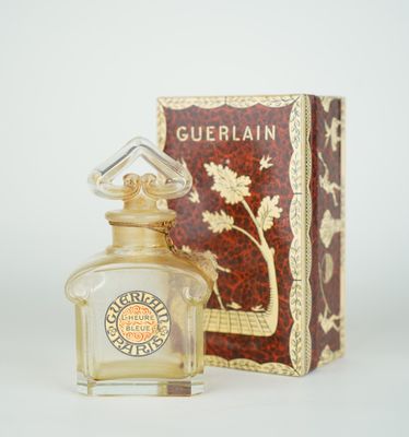 une photo d'un flacon de parfum Guerlain à côté d'un coffret