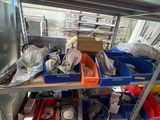 une étagère métallique remplie d'objets divers dans une pièce