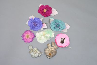 de nombreuses fleurs de différentes couleurs disposées sur une surface grise