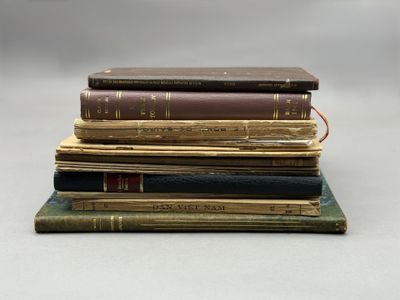 plusieurs livres empilés sur une table