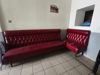 un canapé et une chaise rouges dans une pièce