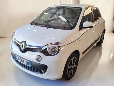 une petite voiture blanche garée dans une pièce blanche