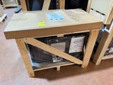 une table sur laquelle se trouvent de nombreuses boîtes